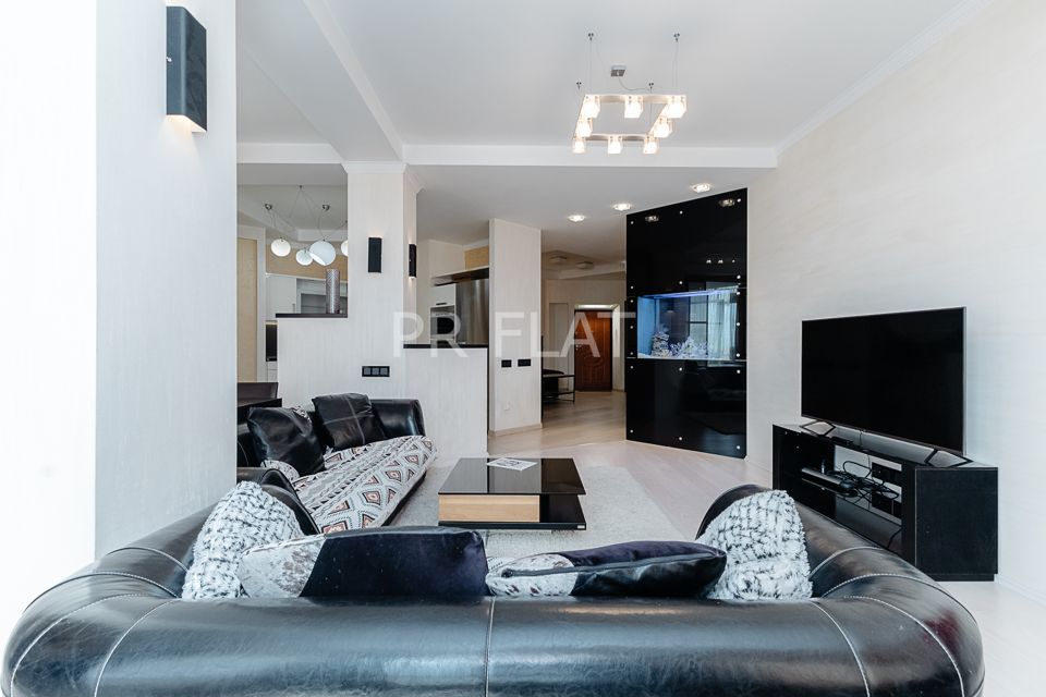 Сдаётся 2-комнатная квартира, 108.9 м²