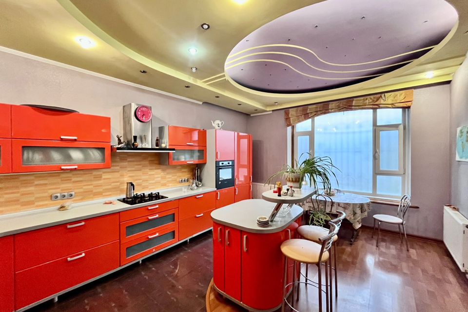 Сдаётся 2-этажный дом, 200 м²