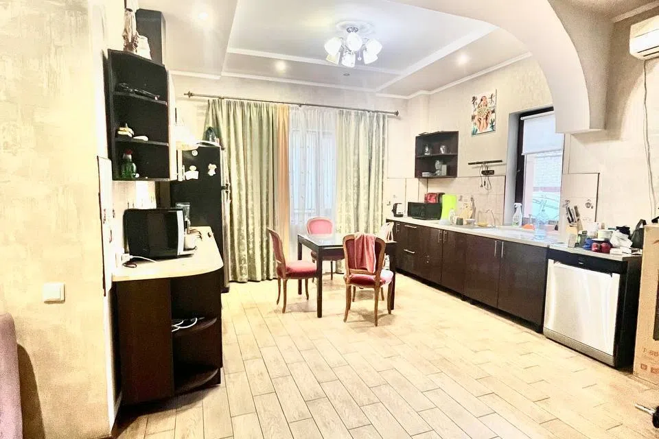 Сдаётся 2-этажный дом, 250 м²