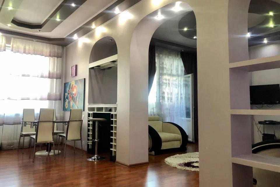 Сдаётся 2-комнатная квартира, 98 м²
