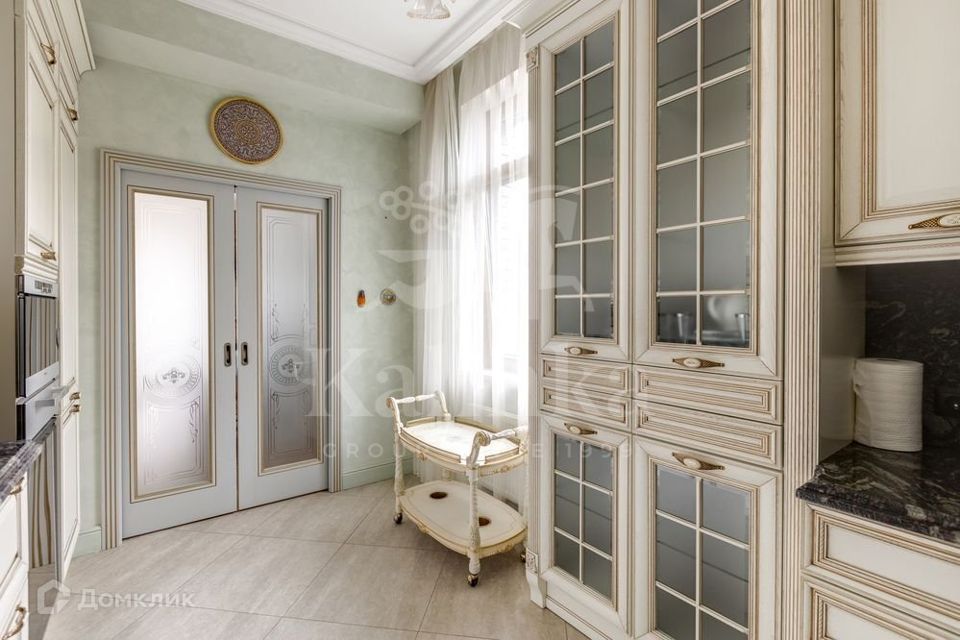 Продаётся 3-комнатная квартира, 142 м²