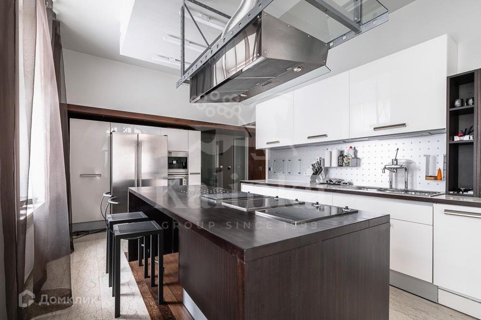 Продаётся 5-комнатная квартира, 301 м²