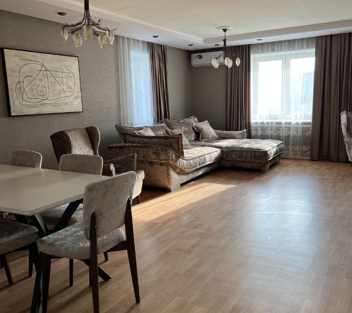 Сдаётся 4-комнатная квартира, 260 м²