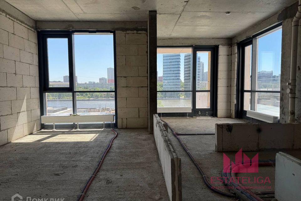 Продаётся 4-комнатная квартира, 138 м²