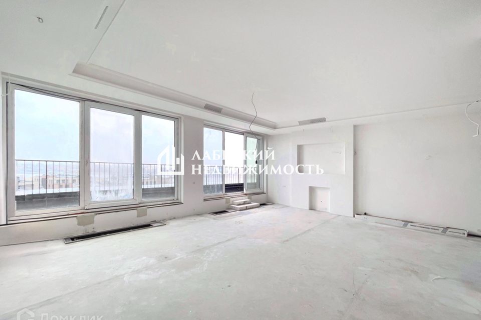 Продаётся 4-комнатная квартира, 184 м²