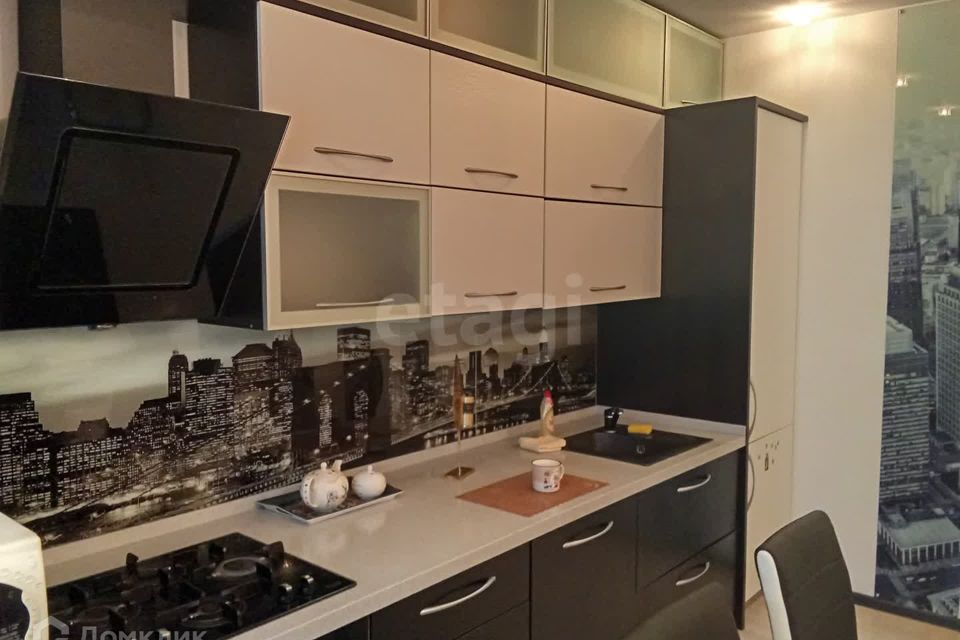 Продаётся 4-комнатная квартира, 184 м²