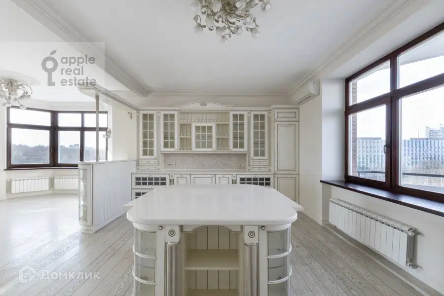Продаётся 4-комнатная квартира, 207 м²