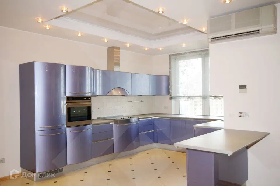 Продаётся 4-комнатная квартира, 220 м²