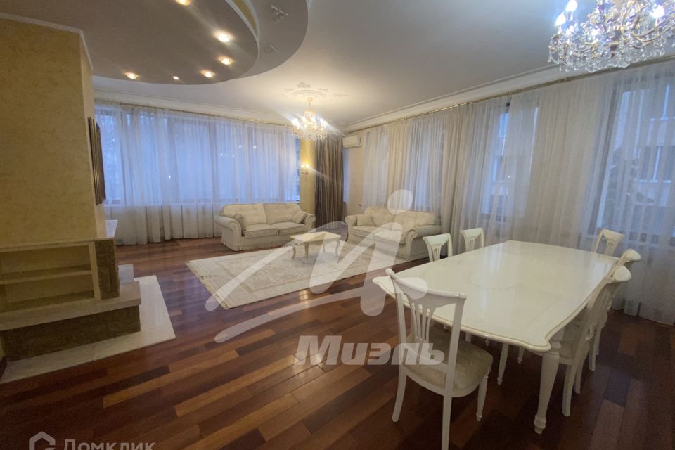 Сдаётся 4-комнатная квартира, 179 м²