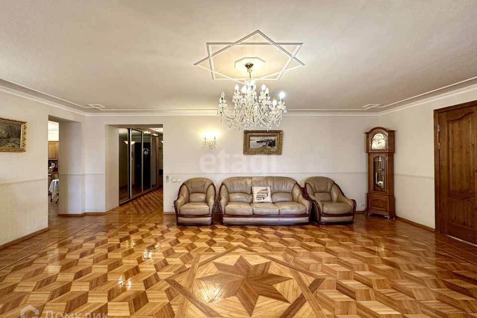 Продаётся 4-комнатная квартира, 163 м²