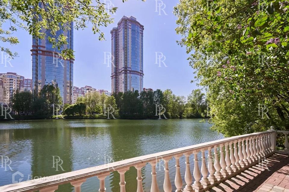 Продаётся 3-комнатная квартира, 131 м²