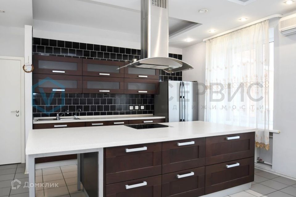 Продаётся 3-комнатная квартира, 155 м²