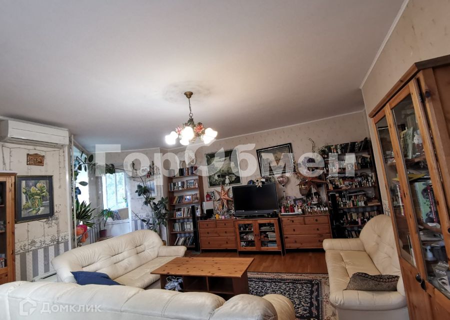 Продаётся 4-комнатная квартира, 127.7 м²