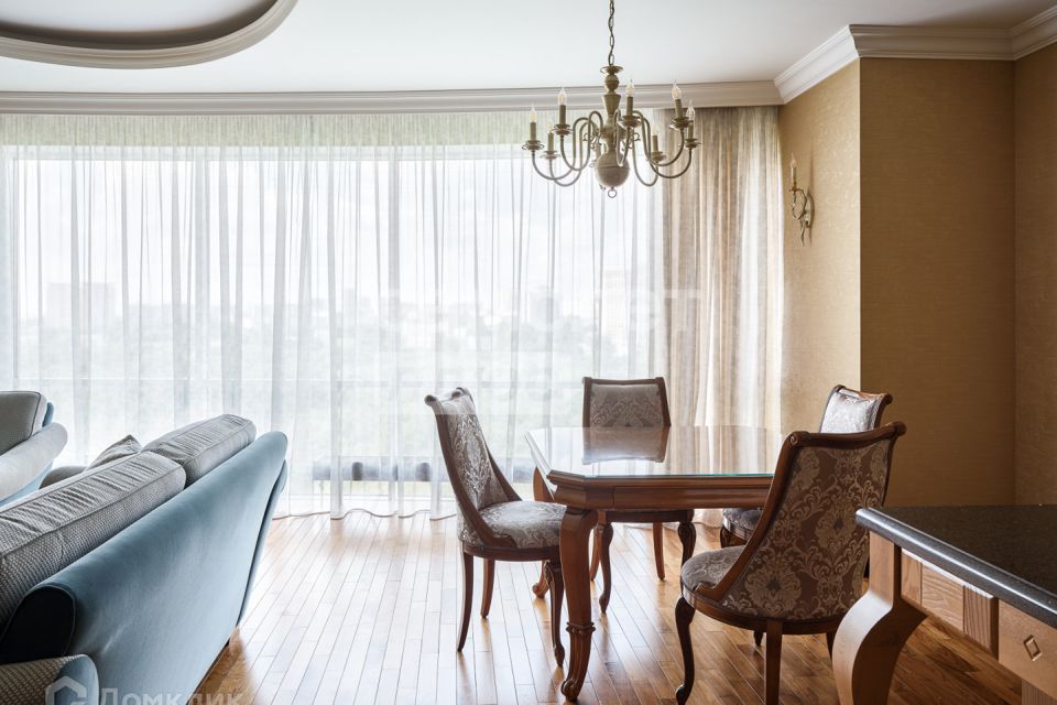 Продаётся 3-комнатная квартира, 135.6 м²