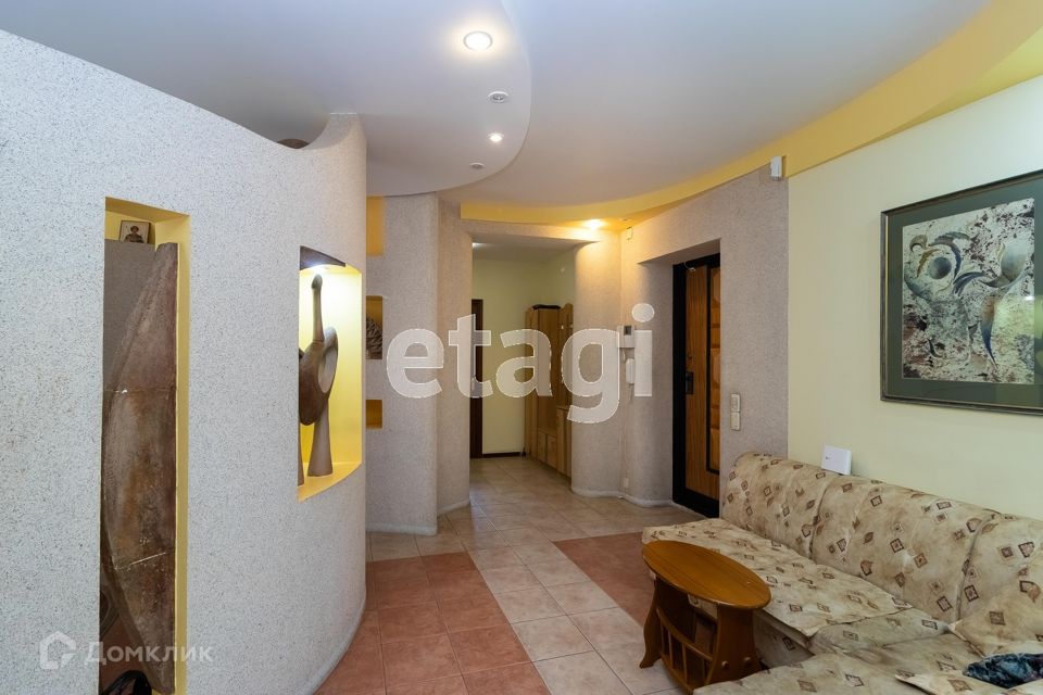 Продаётся 4-комнатная квартира, 176.9 м²