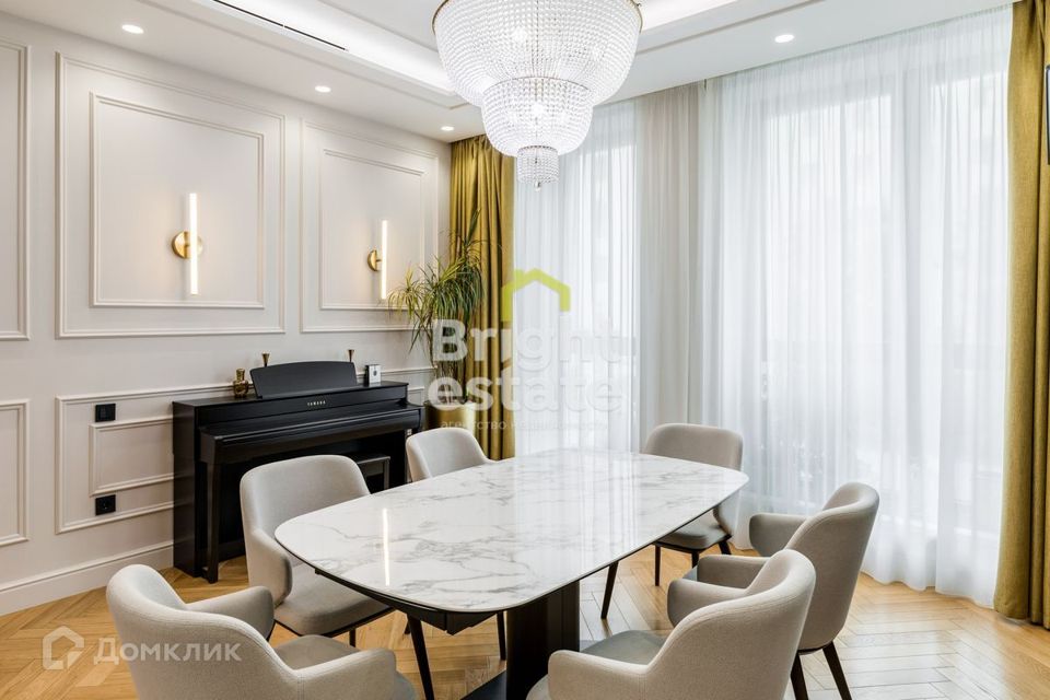 Продаётся 4-комнатная квартира, 156 м²