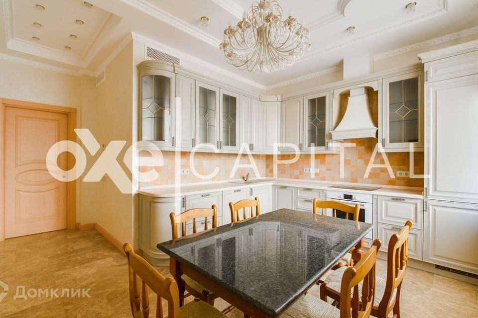 Сдаётся 5-комнатная квартира, 240 м²