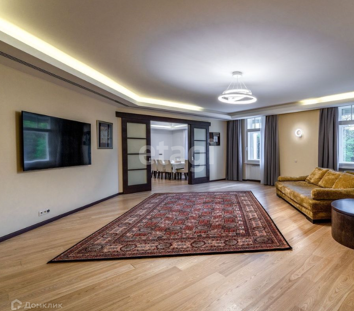 Продаётся 4-комнатная квартира, 222 м²