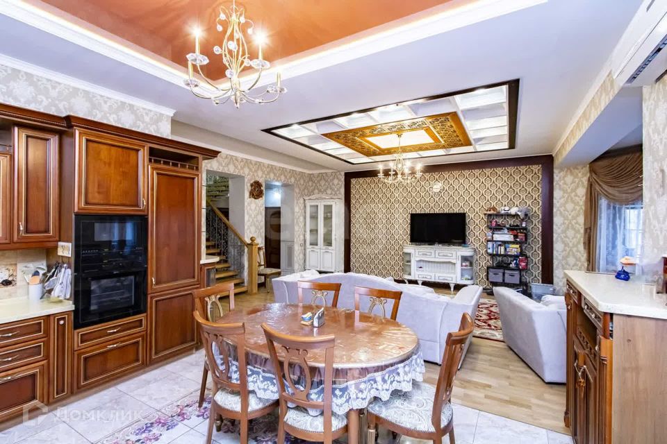 Продаётся 4-комнатная квартира, 236.9 м²