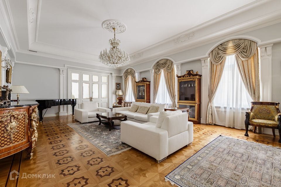 Продаётся 5-комнатная квартира, 240 м²