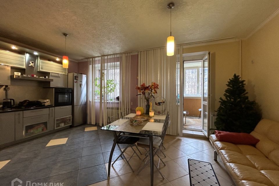 Продаётся 4-комнатная квартира, 155.7 м²