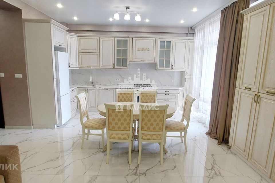 Сдаётся 3-комнатная квартира, 132 м²