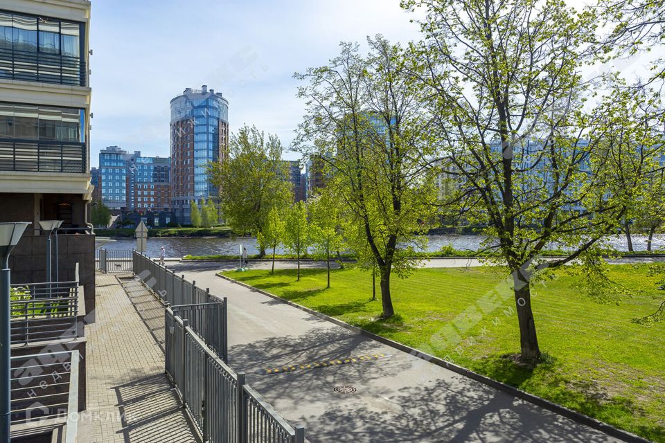 Продаётся 3-комнатная квартира, 142.4 м²