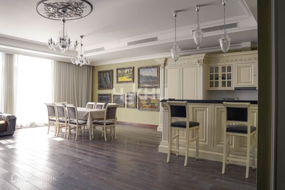 Продаётся 3-комнатная квартира, 181.5 м²
