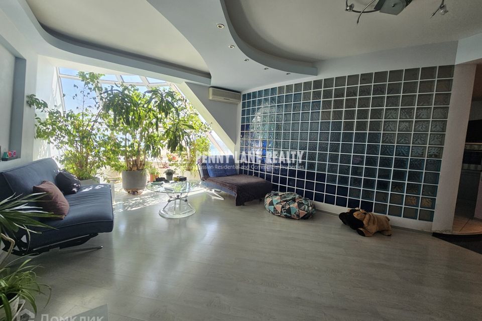 Продаётся 4-комнатная квартира, 200 м²