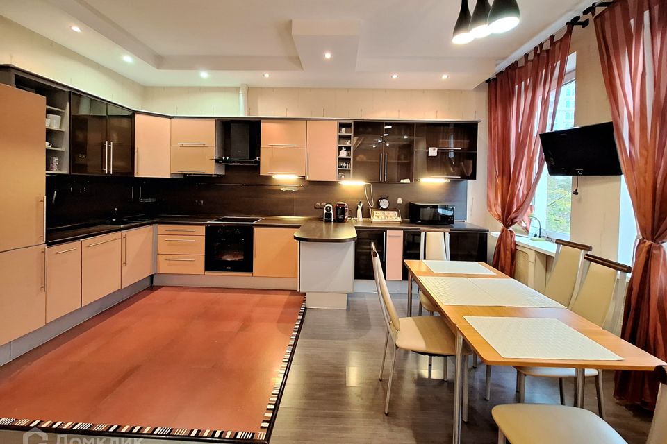 Продаётся 3-комнатная квартира, 121.5 м²