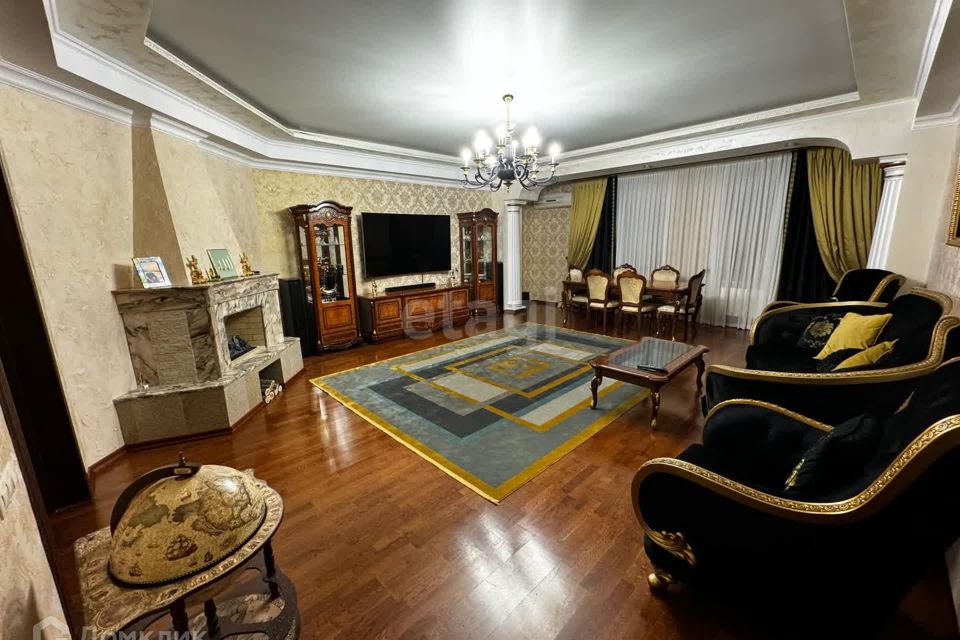 Продаётся 4-комнатная квартира, 240 м²