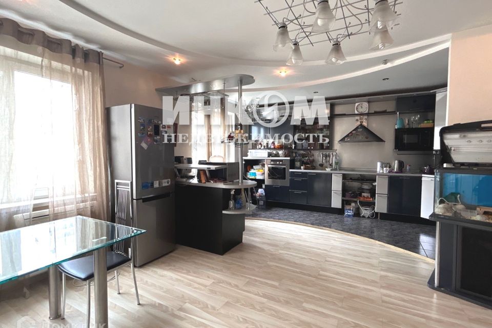 Продаётся 4-комнатная квартира, 158 м²