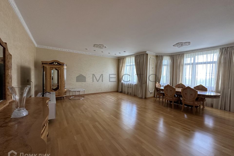 Продаётся 3-комнатная квартира, 156.6 м²
