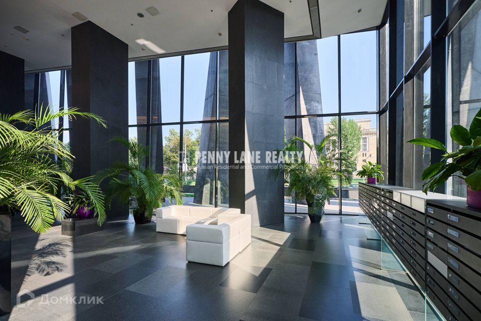 Продаётся 4-комнатная квартира, 210.8 м²