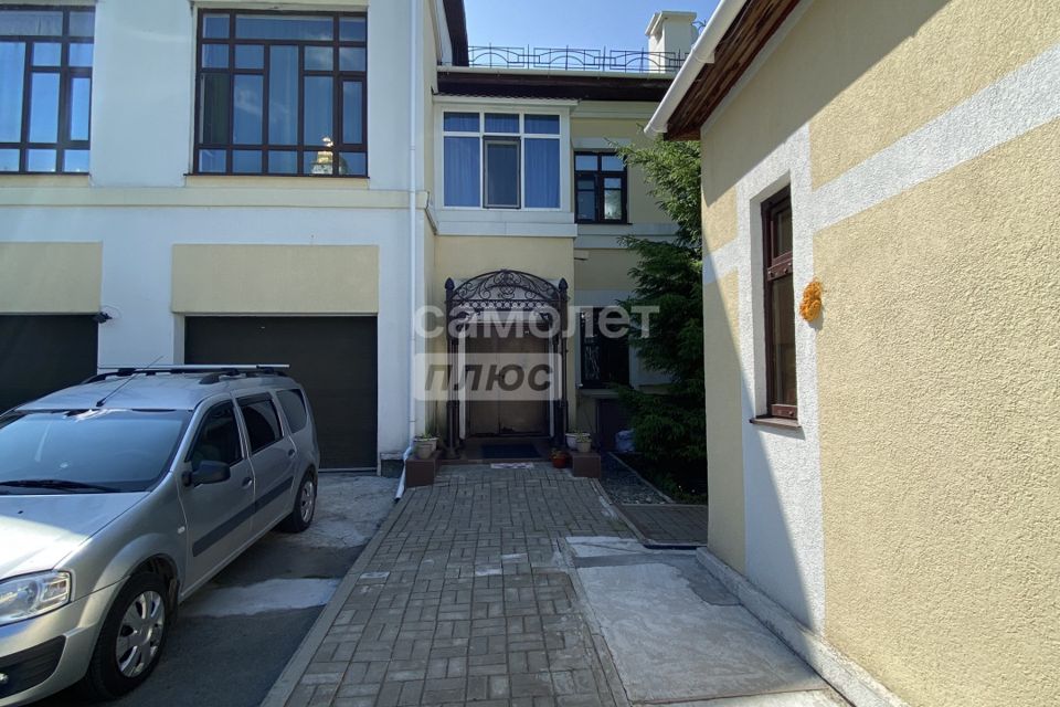 Продаётся 4-комнатная квартира, 191.6 м²