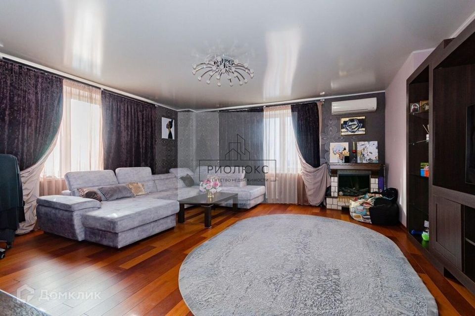 Продаётся 4-комнатная квартира, 157.6 м²