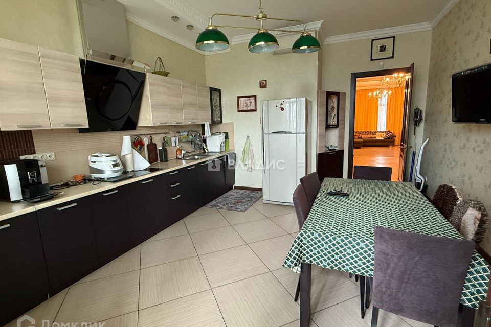Продаётся 3-комнатная квартира, 146.5 м²