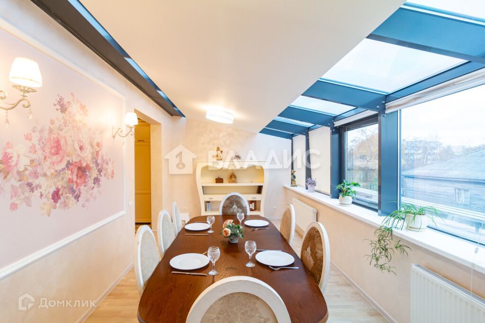 Продаётся 4-комнатная квартира, 182 м²
