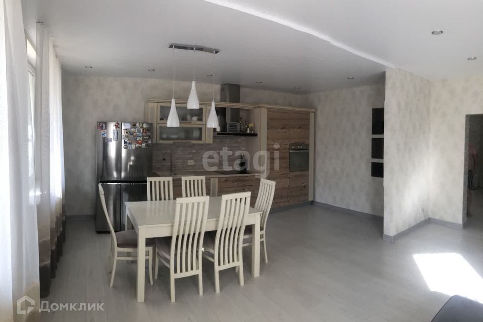 Продаётся 4-комнатная квартира, 165.7 м²