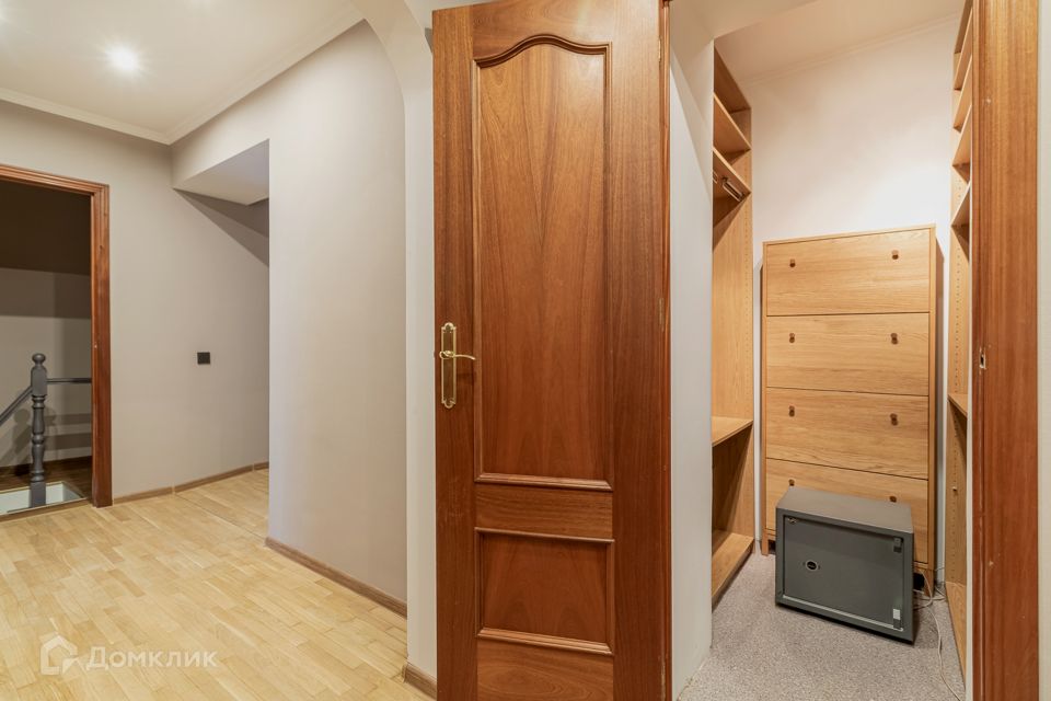 Сдаётся 4-комнатная квартира, 185 м²