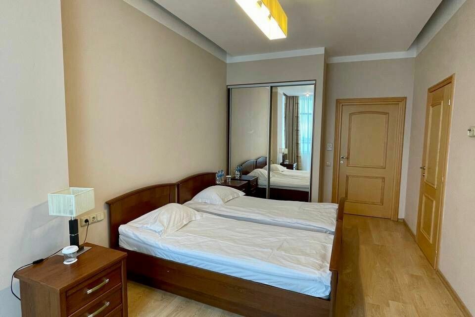 Продаётся 3-комнатная квартира, 172 м²