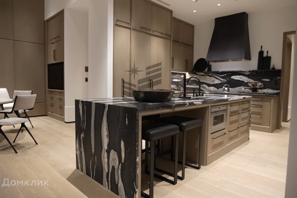 Сдаётся 6-комнатная квартира, 320 м²
