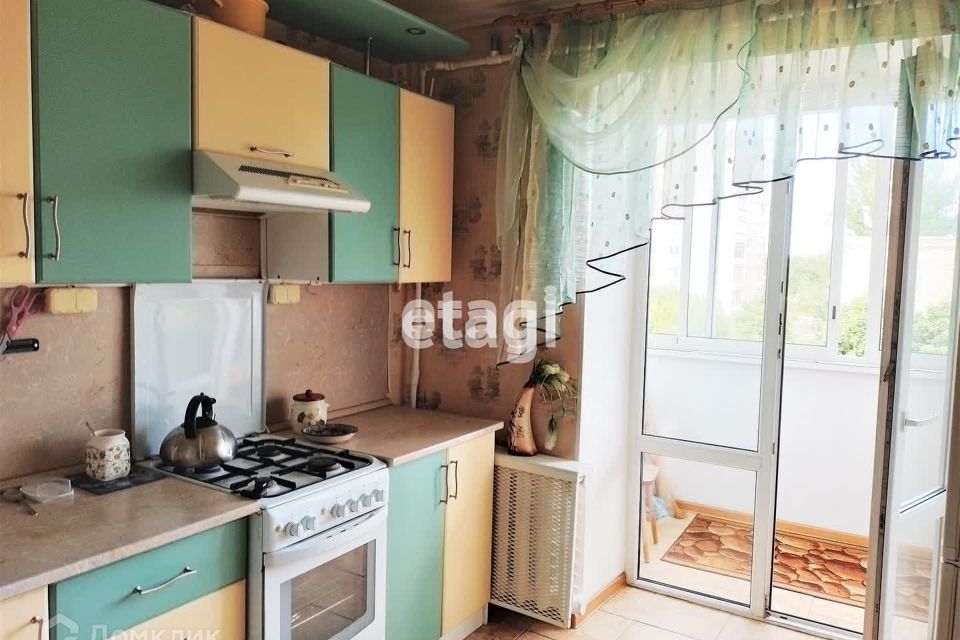 Продаётся комната в 2-комн. квартире, 48.3 м²