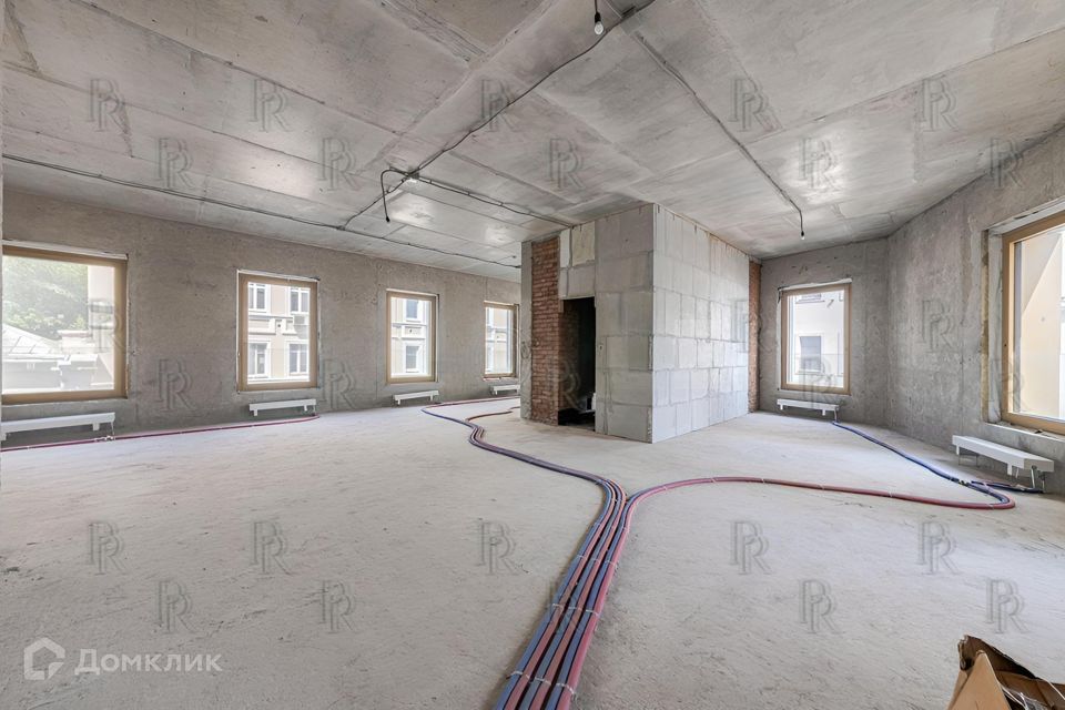 Продаётся 4-комнатная квартира, 143 м²