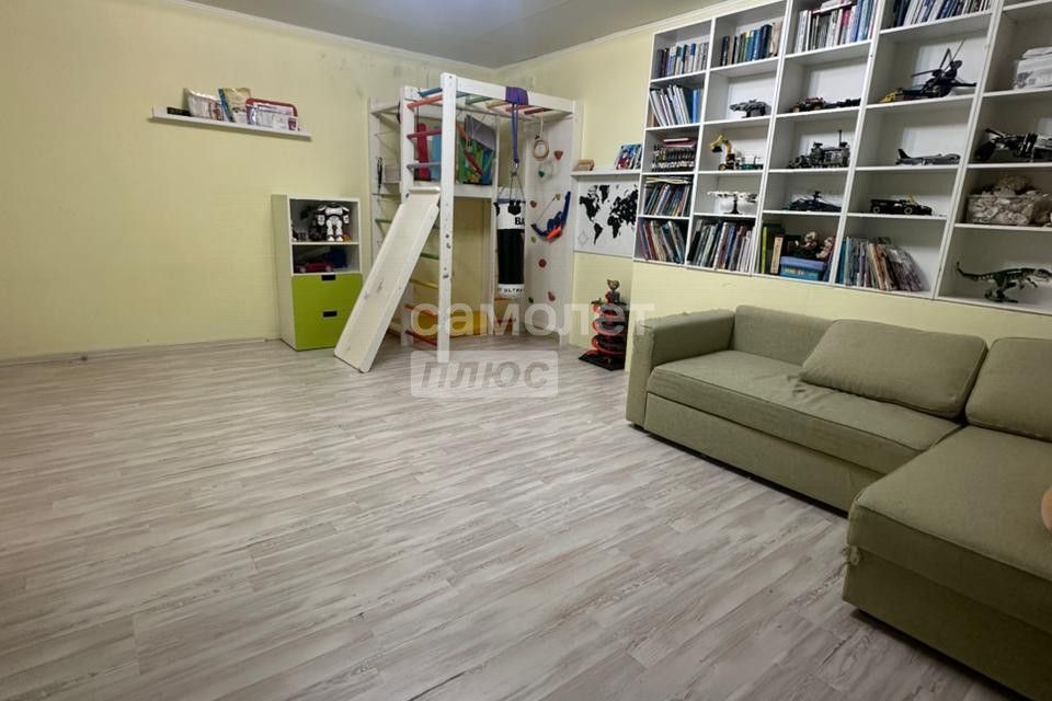 Продаётся 4-комнатная квартира, 121.7 м²