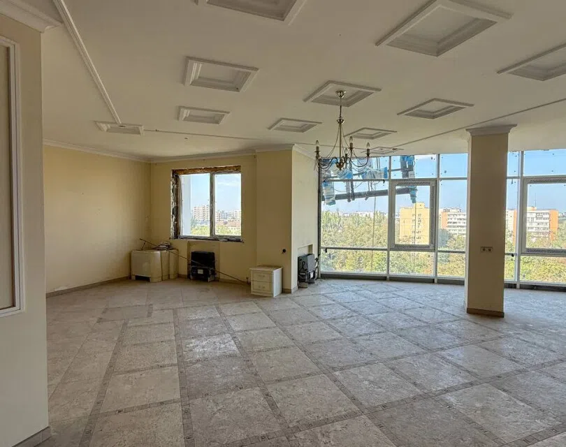 Продаётся 3-комнатная квартира, 195.6 м²