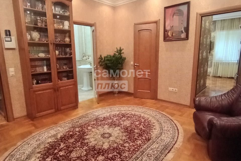 Продаётся 4-комнатная квартира, 158.8 м²