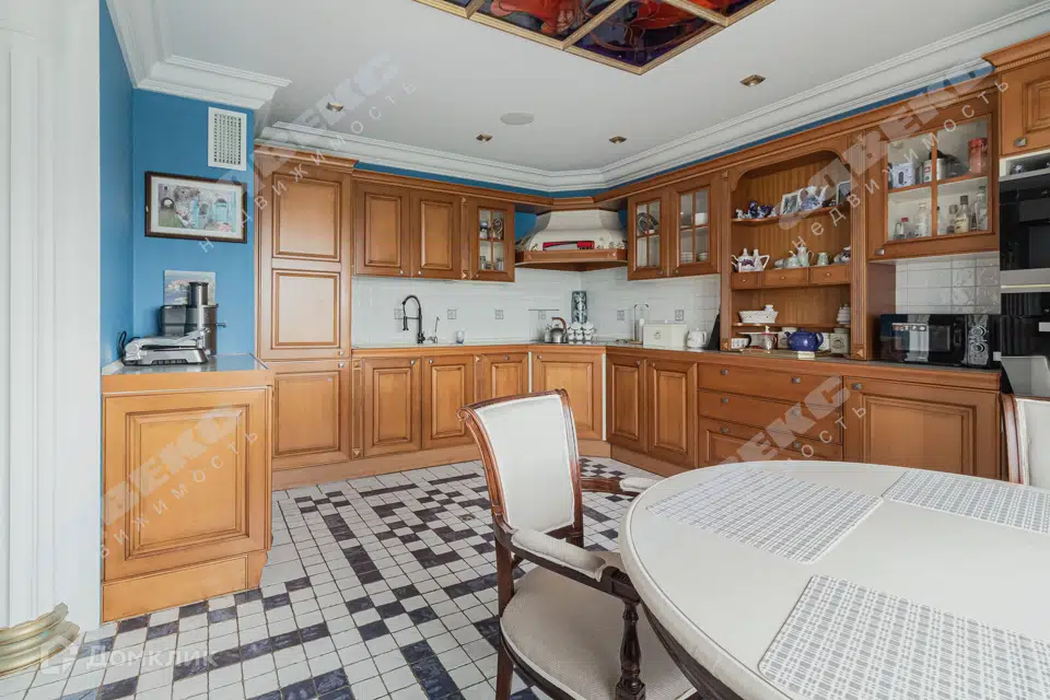Продаётся 5-комнатная квартира, 235.9 м²