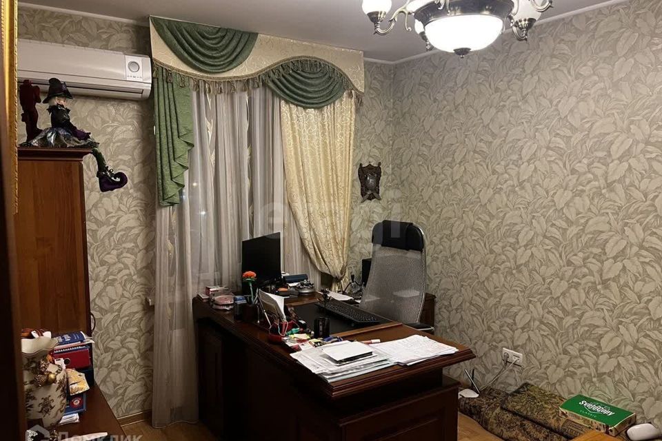 Продаётся 4-комнатная квартира, 151.7 м²