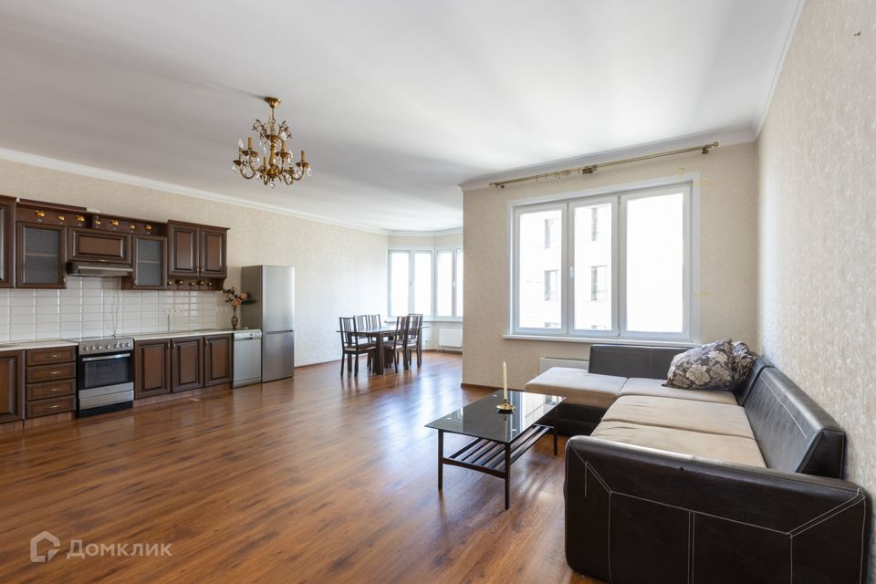 Продаётся 4-комнатная квартира, 132.3 м²